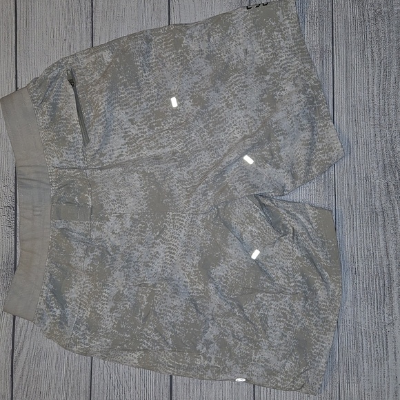 Lululemon Men's License to Train Linerless Shorts White/Cream Camo Size S - Picture 2 of 8